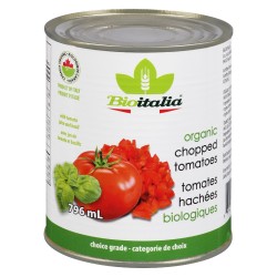 Tomates hachées avec jus de tomate et basilic