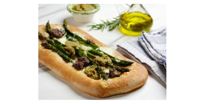 Whole wheat flour pizza with asparagus, provola cheese and black&green olives spread