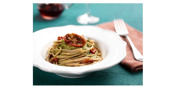 Spaghetti integrali con pesto al basilico e pomodori secchi Spaghetti integrali con pesto al basilico e pomodori secchi