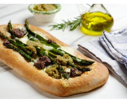 Pizza integrale con asparagi, provola e paté di olive nere e verdi