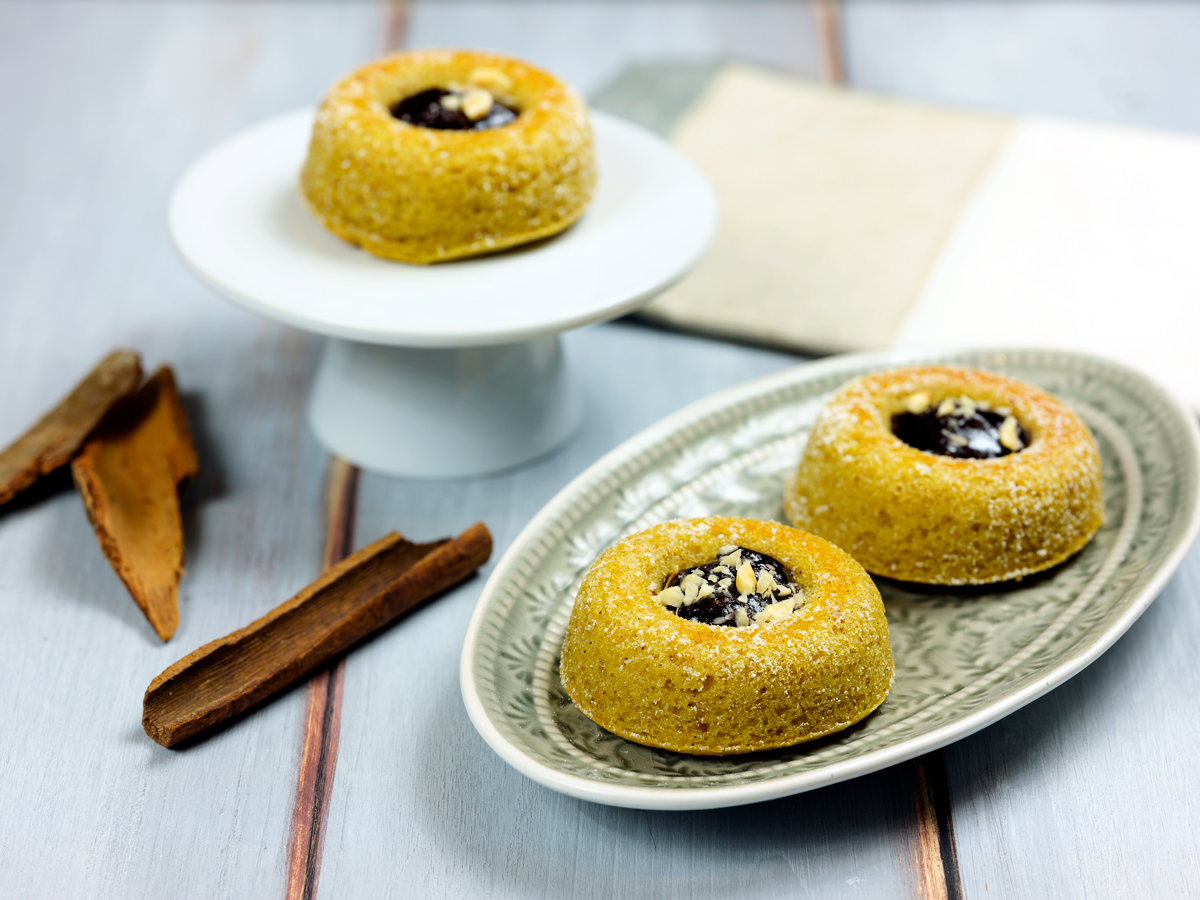 Ciambelline di ceci e cannella con confettura extra di frutti di bosco