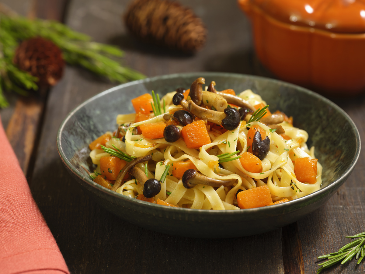 Fettuccine with mushrooms and pumpkin