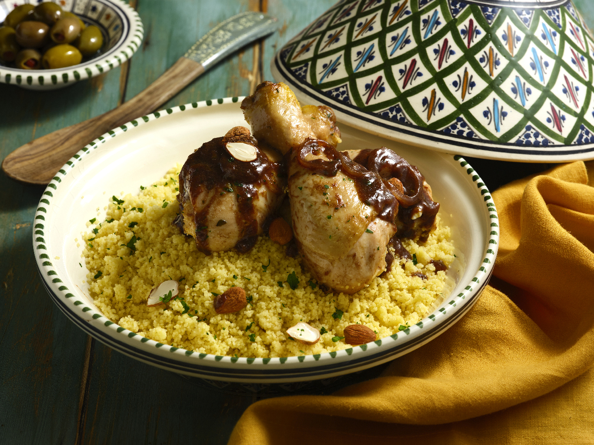 Pollo con salsa alle prugne, cannella e mandorle